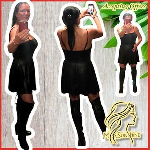 Forever 21 - Sz M - PU faux leather matte Black skirt - elastic waist - A-Line